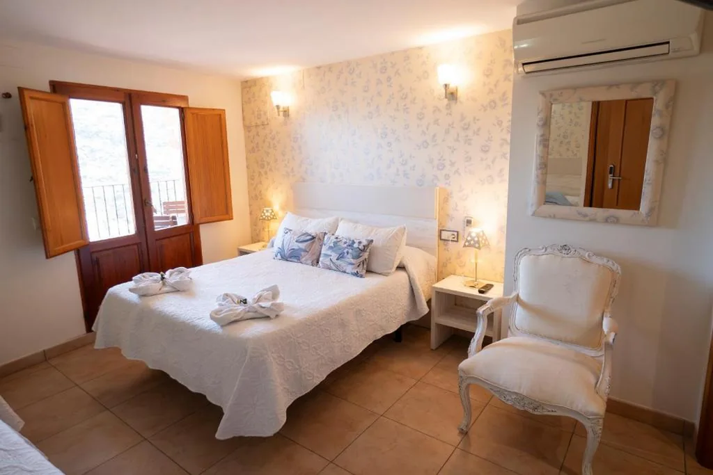 Camera quadrupla con terrazza — Hotel Rural L'Antic Portal