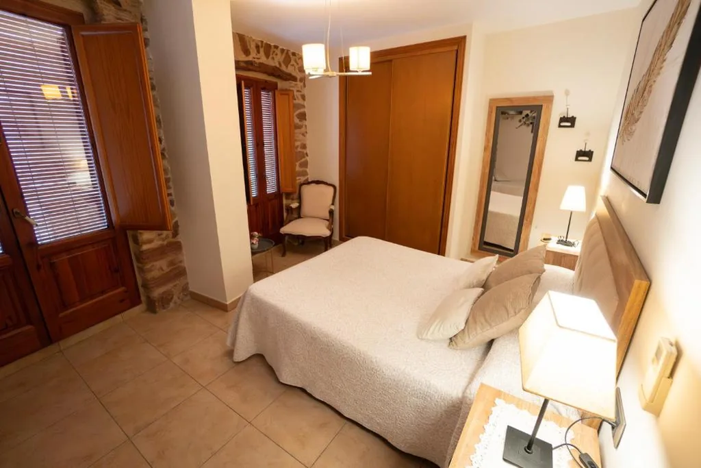 Camera doppia con balcone — Hotel Rural L'Antic Portal