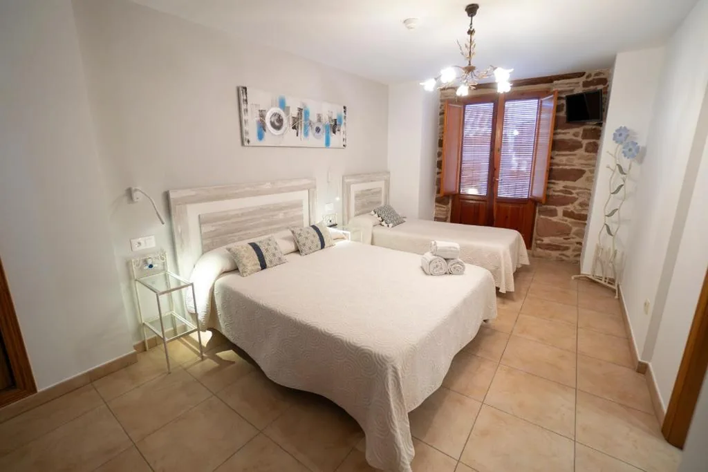 Camera tripla con balcone — Hotel Rural L'Antic Portal