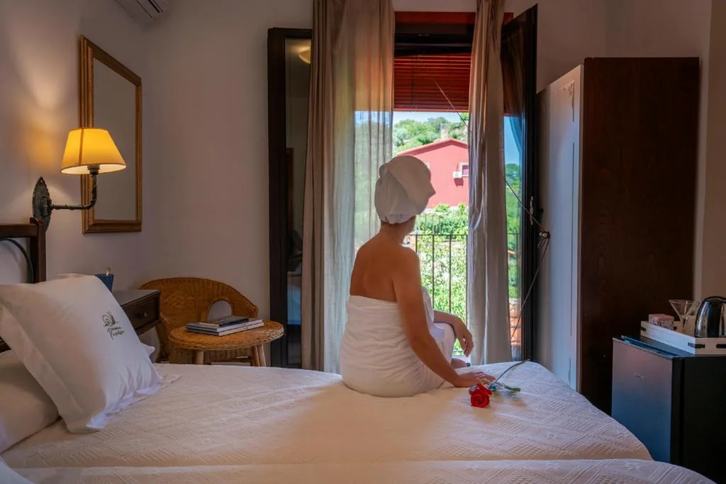 Tweepersoonskamer met uitzicht op de tuin — Hotel Rural La Casa De Pasarón