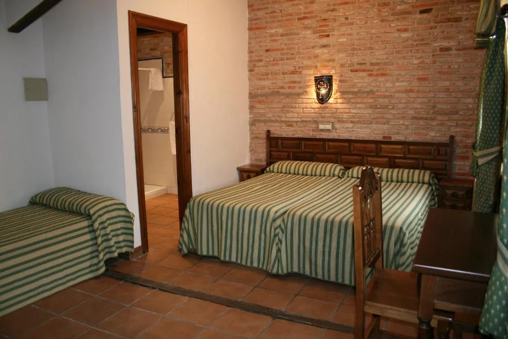 Vierbettzimmer mit Dusche — Hotel Rural La Enoteca