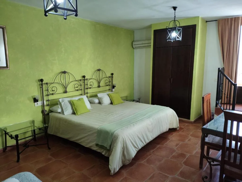 Quarto Triplo com Vista Piscina — Hotel Rural La Posada de las Cigüeñas