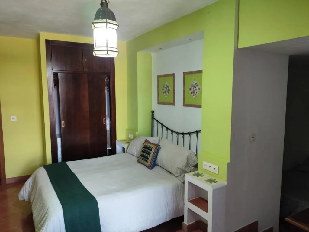 Quarto Triplo Conforto com duche — Hotel Rural La Posada de las Cigüeñas
