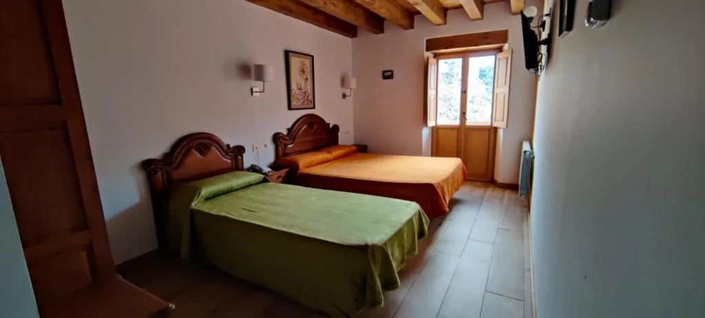 Habitación con cama supletoria — Hotel Rural La Puebla