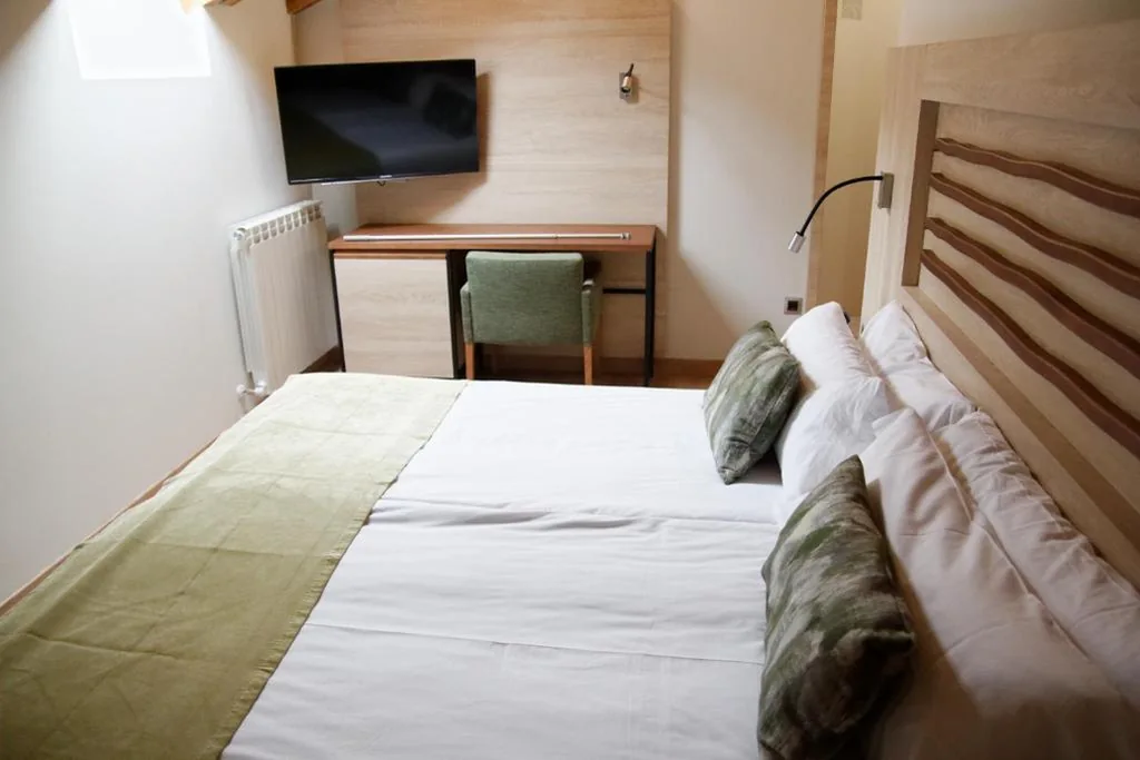 Camera doppia con letti singoli — Hotel Rural Las Montañas de Pumar