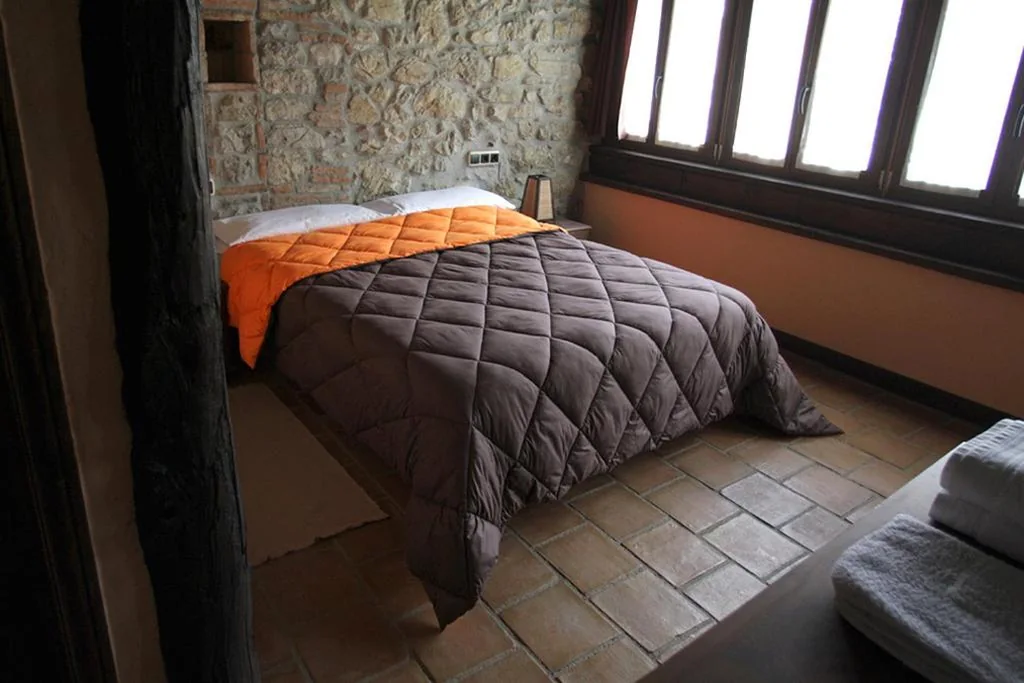 Quarto Duplo com varanda — Hotel Rural Llerau