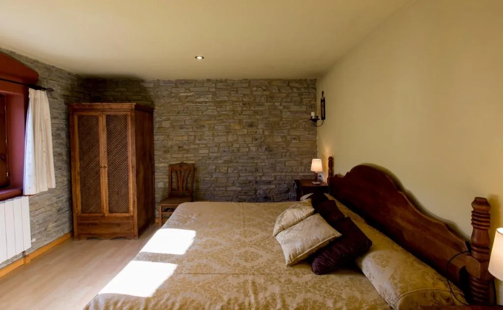 Superior-Zimmer mit extra großem Doppelbett — Hotel Rural Los Cerezos de Yanguas