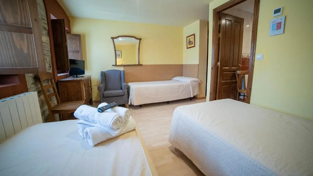 Superior-Dreibettzimmer — Hotel Rural Los Cerezos de Yanguas