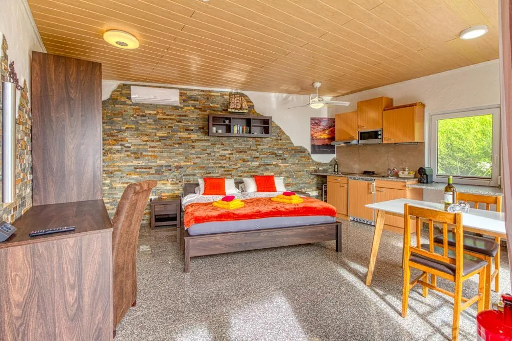 Habitación con cama extragrande y vistas al mar — Hotel Rural Los Piratas