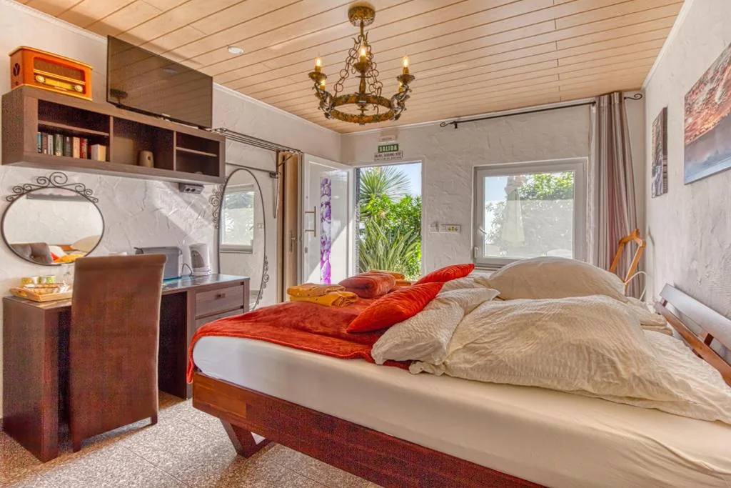Habitación Doble con baño privado — Hotel Rural Los Piratas