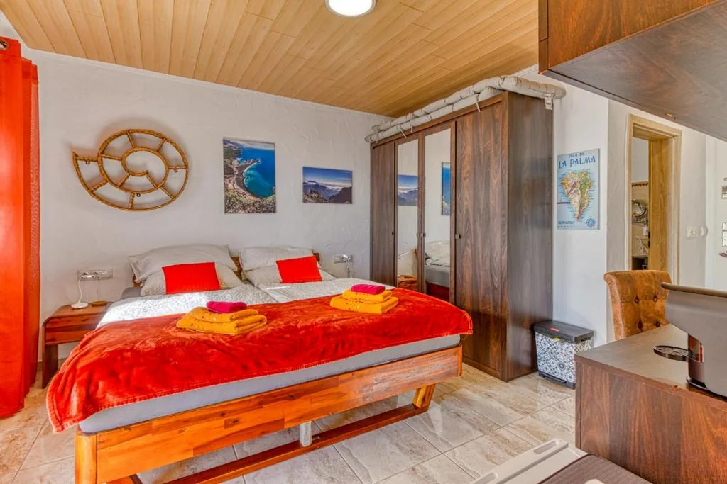 Habitación Doble Deluxe con balcón y vistas al mar — Hotel Rural Los Piratas