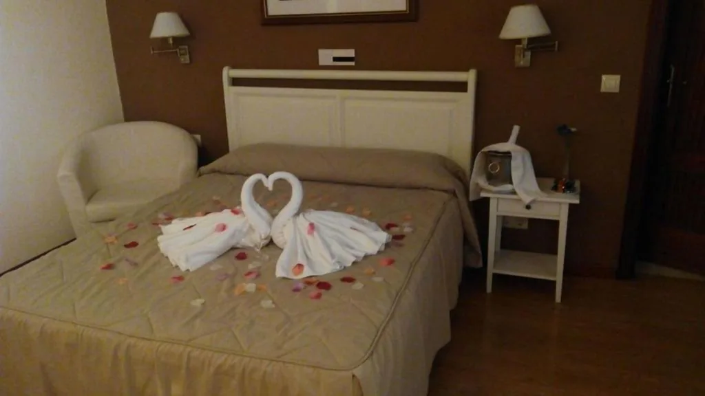 Zimmer mit großem Bett und Gartenblick — Hotel Rural Mariblanca