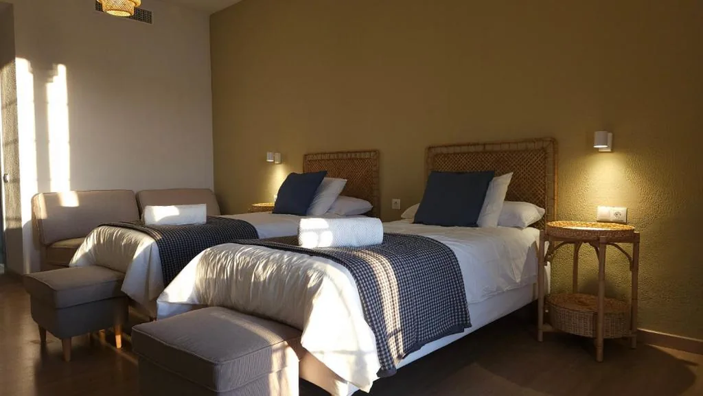 Quarto Triplo com Varanda — Hotel Rural Mirador de Jubrique