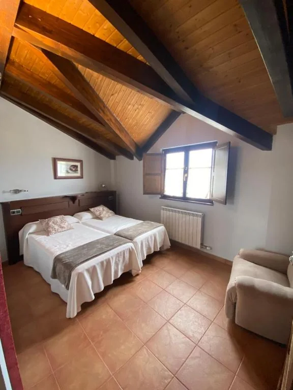 Habitación Doble con baño - 2 camas — Hotel rural Monasterio de Ara Mada