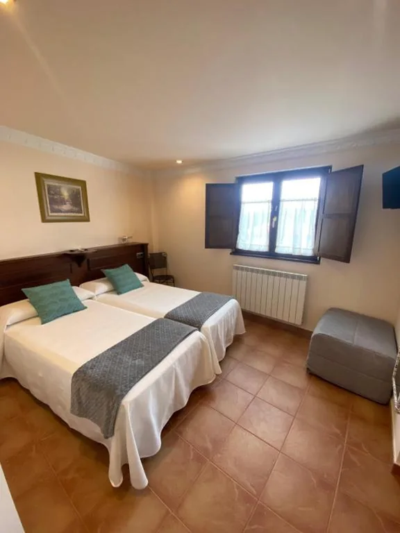 Habitación Doble Estándar con sofá — Hotel rural Monasterio de Ara Mada