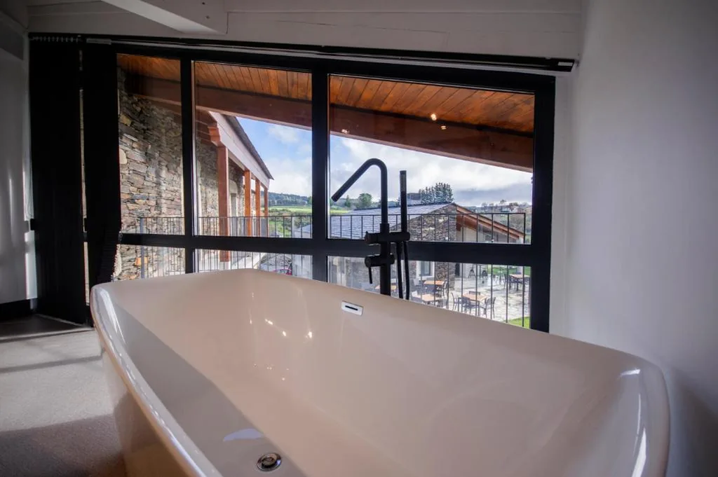 Suite Familiar con balcón — Hotel Rural O Cruce do Burgo