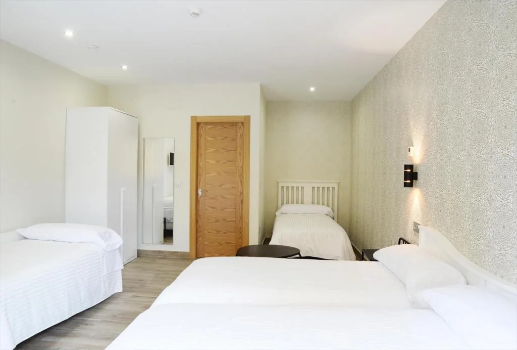 Camera quadrupla con bagno privato — Hotel Rural Oasibeth