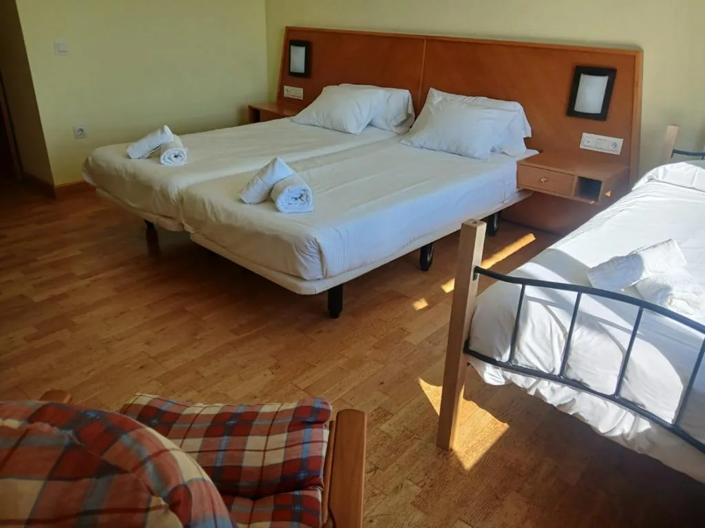 Deluxe-Dreibettzimmer — Hotel Rural Porta Coeli - Dehesa Santa Lucía