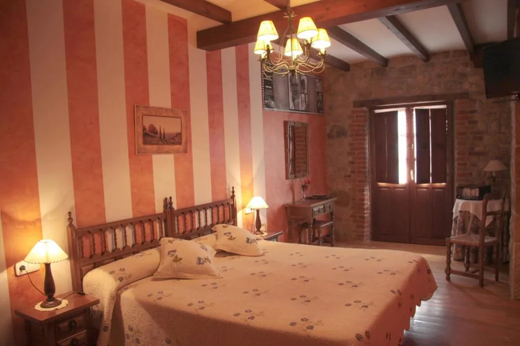 Chambre Double avec baignoire rectangulaire à remous — Hotel Rural "Posada EL SOLAR" con "Terraza panorámica-Salón GINTONIC BAR"