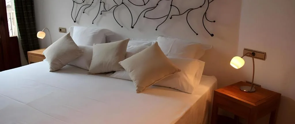 Habitación con cama extragrande - Adaptada para personas de movilidad reducida — Hotel Rural Quercus Tierra