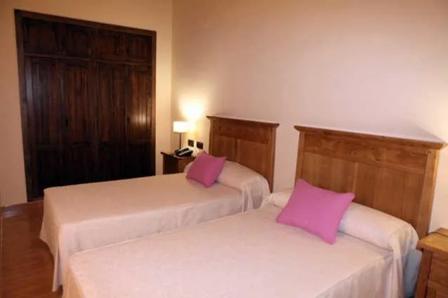 Camera matrimoniale con letti singoli — Hotel Rural Romero Torres