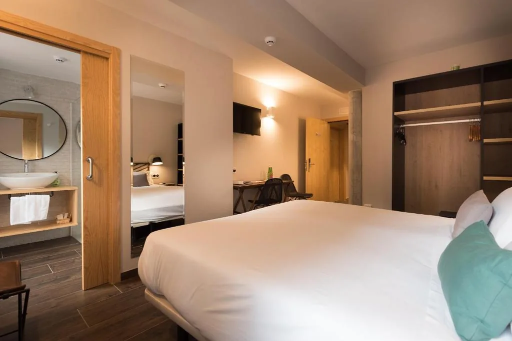 Quarto Standard - 1 cama grande — Hotel Rural Sagarlore