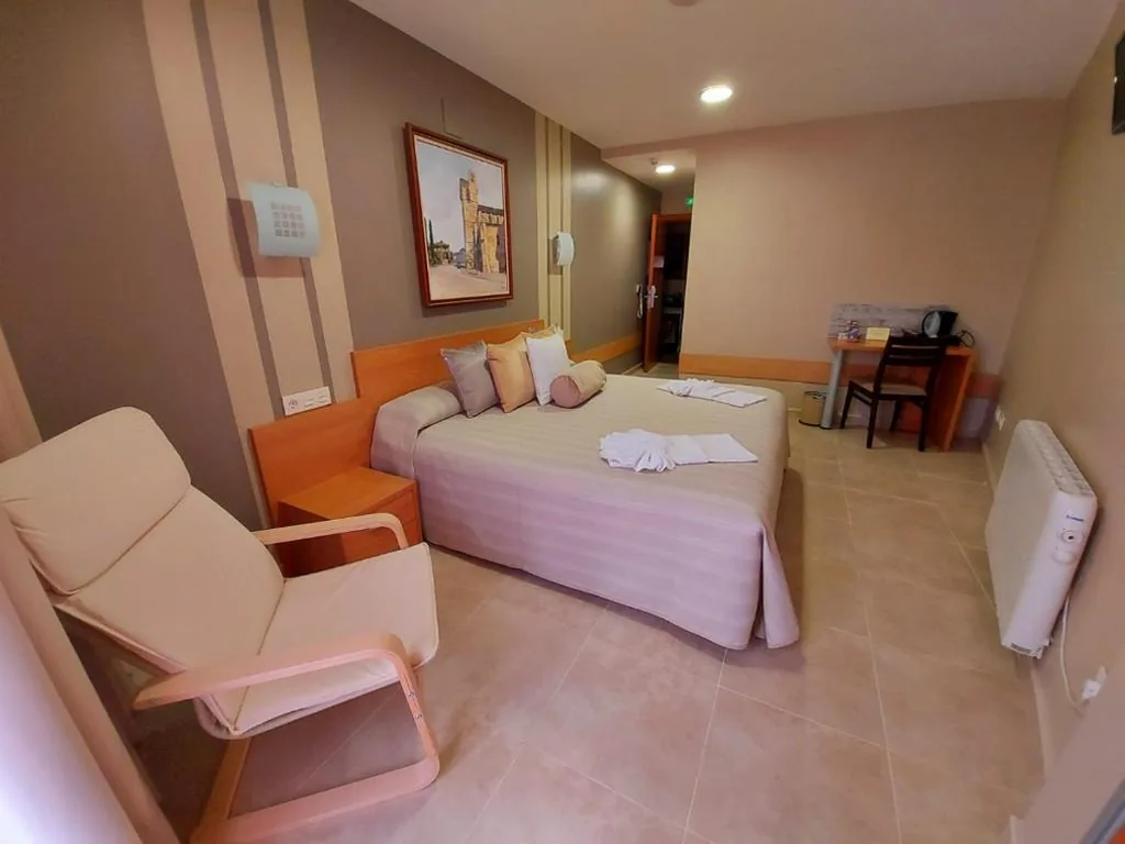 Suite con cama grande y balcón — HOTEL RURAL San Pedro