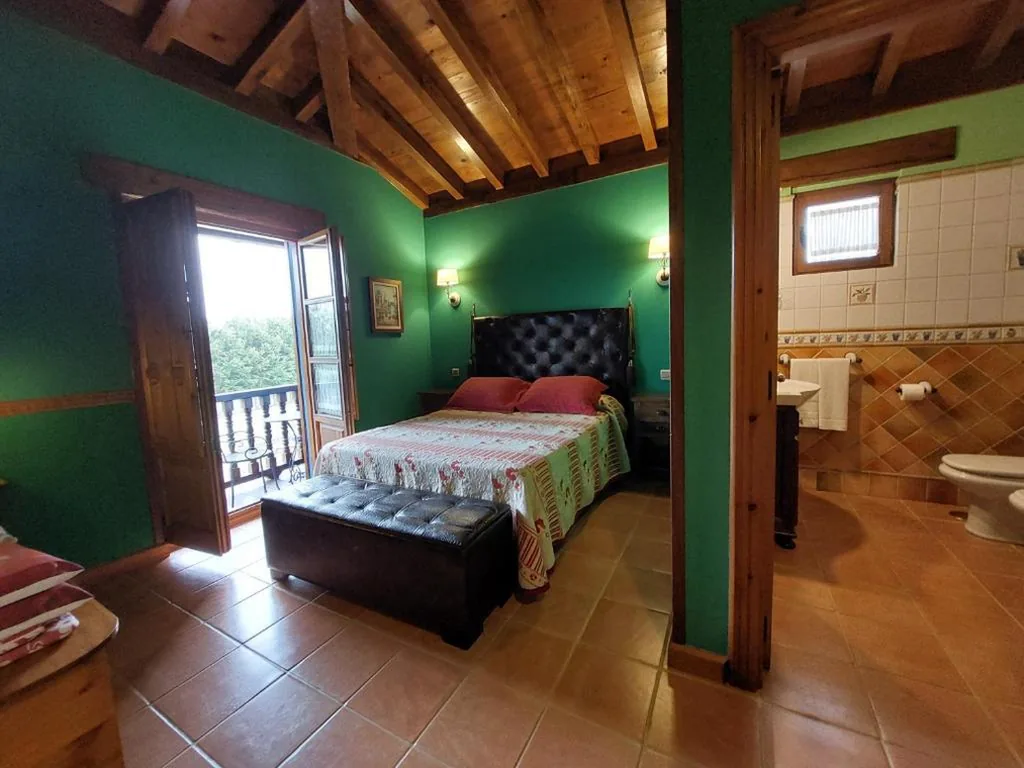 Camera doppia con balcone e terrazza — Hotel Rural Señorío de Altamira - Adults Only