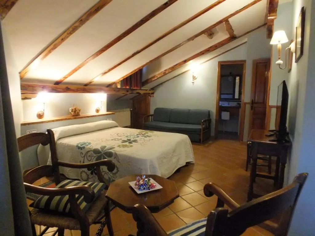 Chambre avec grand lit et bain à remous — Hotel Rural & SPA Puente del Duratón