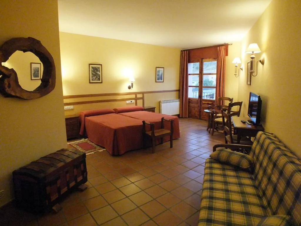 Chambre triple avec salle de bains privative — Hotel Rural & SPA Puente del Duratón
