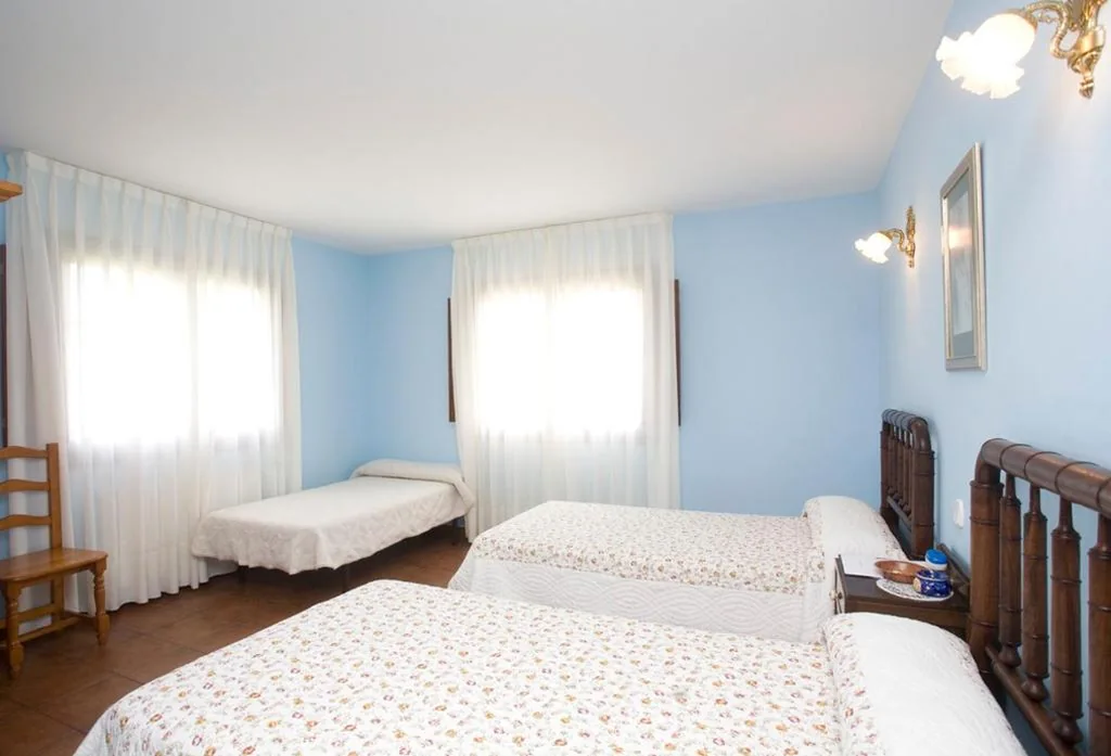 Habitación Doble con cama supletoria — Hotel Rural Suquin