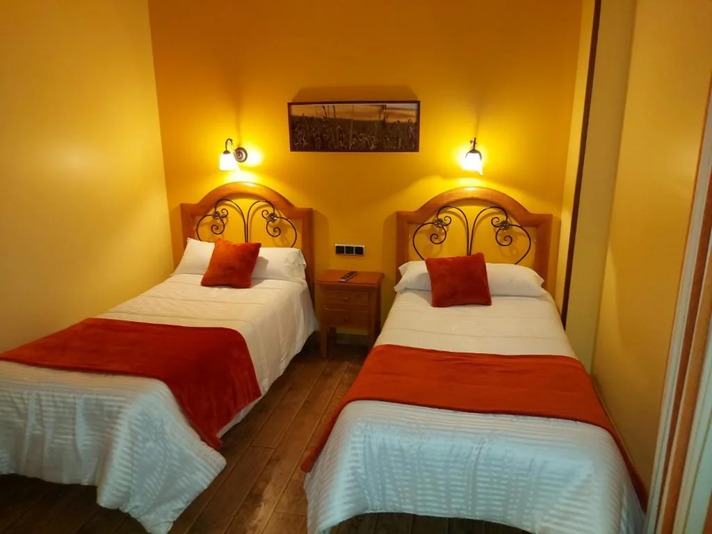 Dreibettzimmer mit Terrasse — Hotel Rural Venta Del Alon