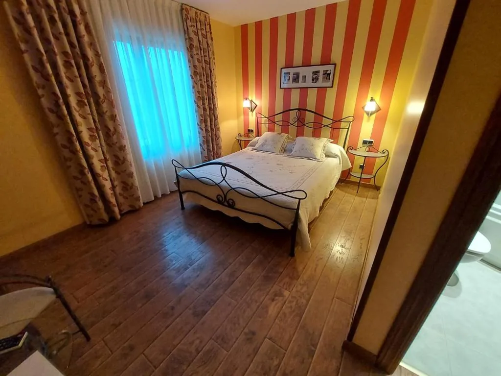 Suite Deluxe mit Whirlpool-Badewanne — Hotel Rural Venta Del Alon