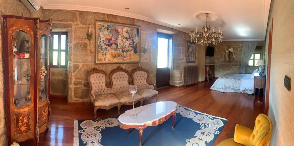 Suite con letto grande e balcone — Hotel Rústico San Jaime