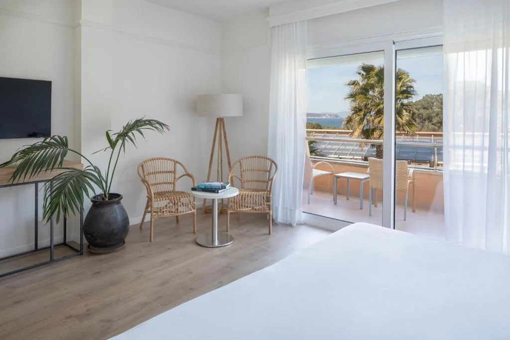 Chambre double avec balcon et vue sur la mer — Hotel Sa Punta