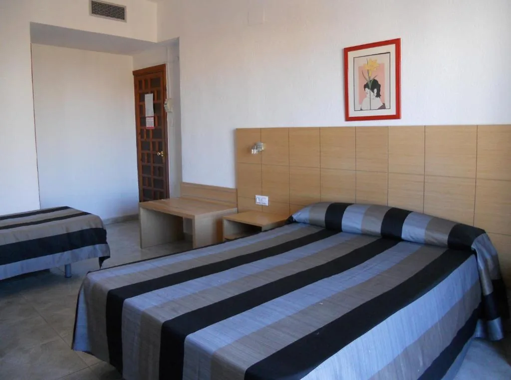 三人间 — Hotel Sacratif