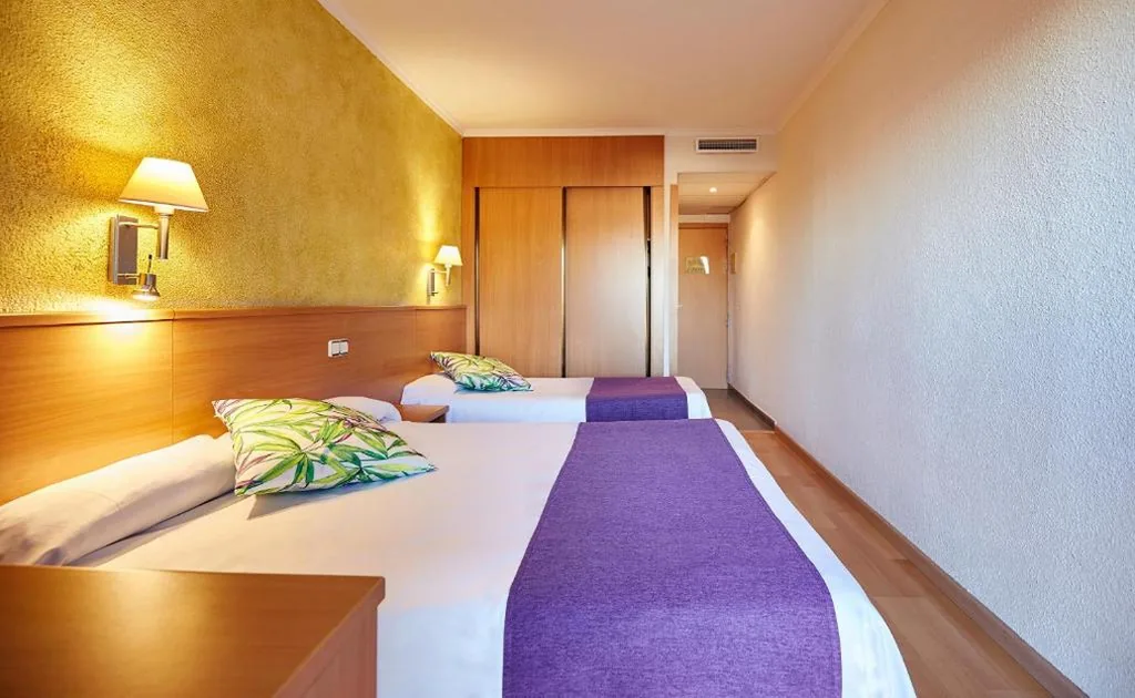 Habitación Doble con cama supletoria - 1 o 2 camas (2 adultos + 1 niño) — Hotel Samba