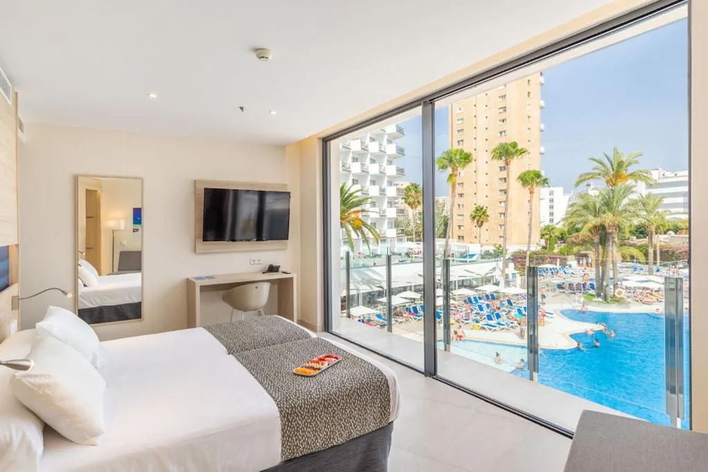 Suite Junior avec vue sur la piscine — Hotel Samos