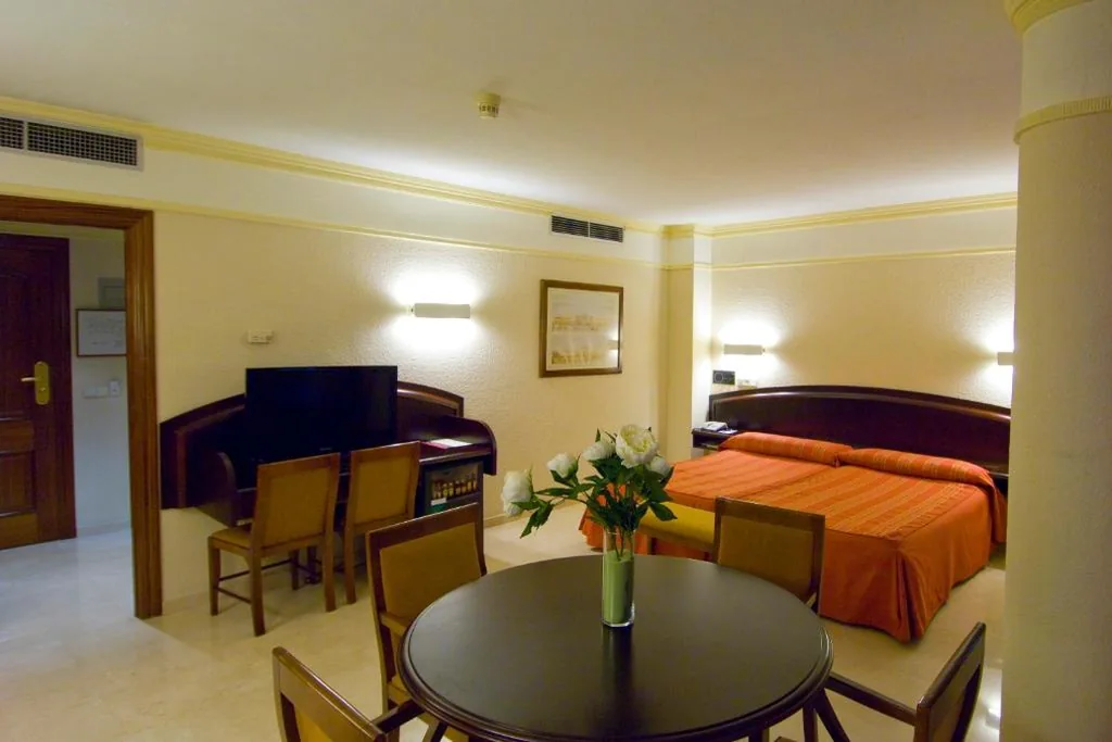 Doppelzimmer mit Zustellbett – 2 Betten — Hotel San Antonio