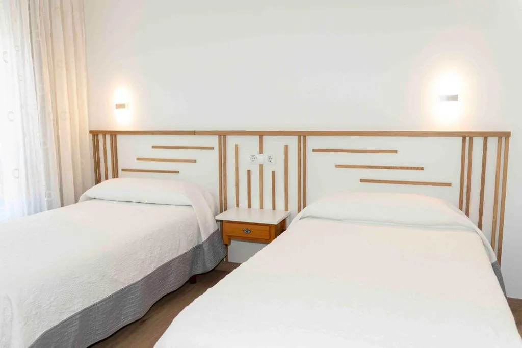 Tweepersoonskamer met 2 aparte bedden — Hotel San Briz