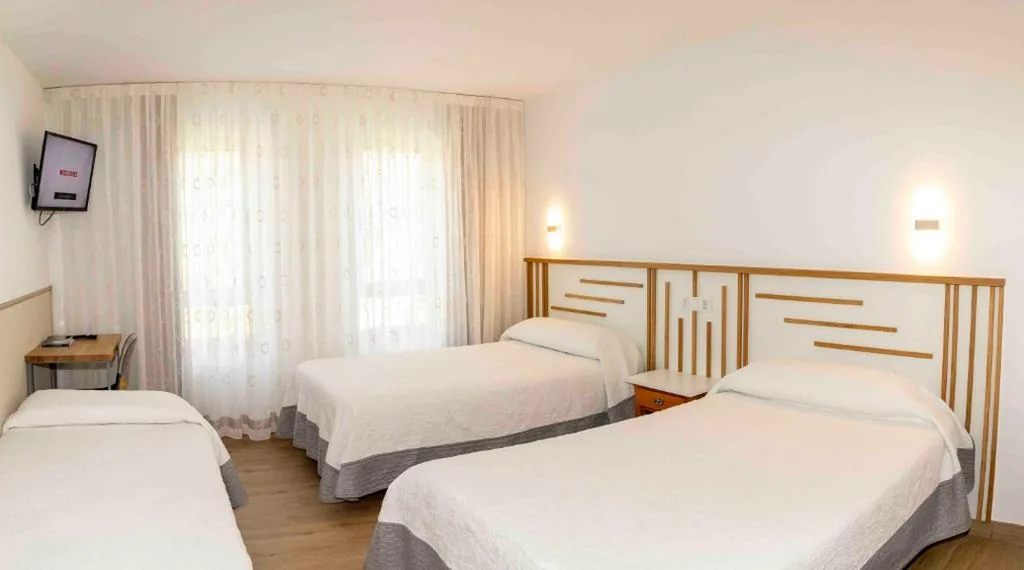Tweepersoonskamer met extra bed - 2 bedden — Hotel San Briz