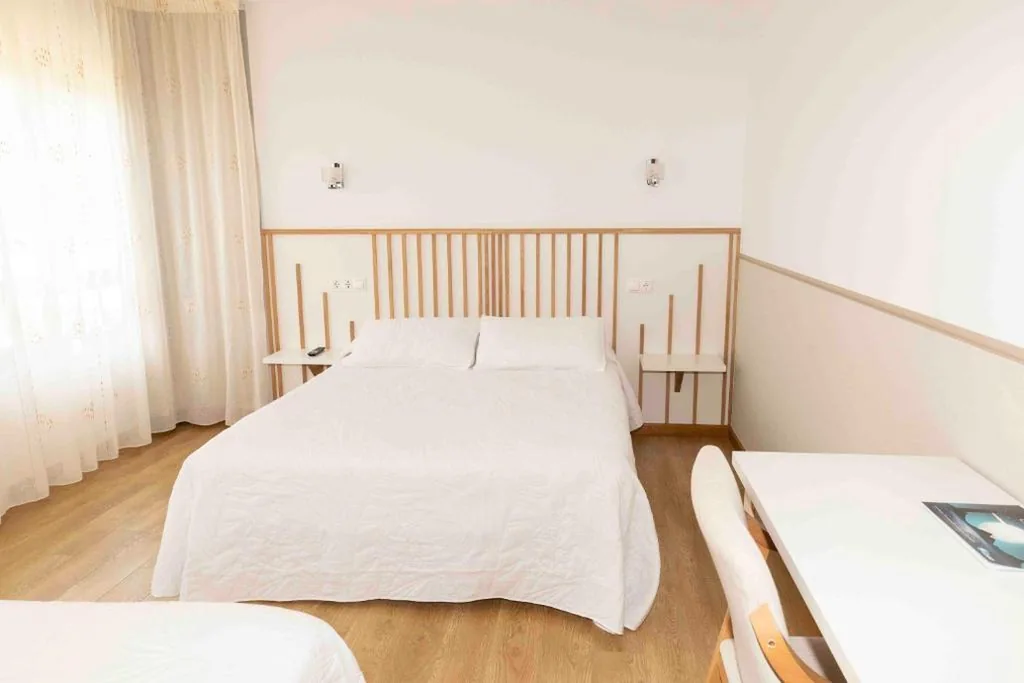 Tweepersoonskamer met extra bed — Hotel San Briz