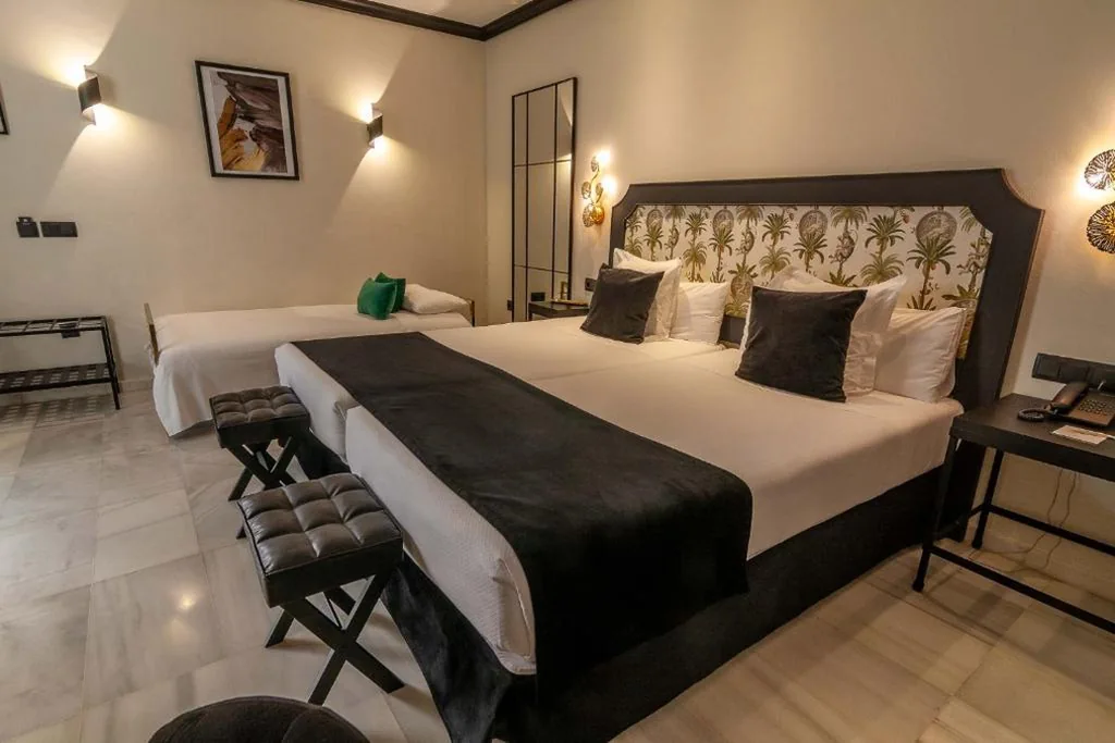 Familienzimmer (2 Erwachsene + 1 Kind) — Hotel San Gil
