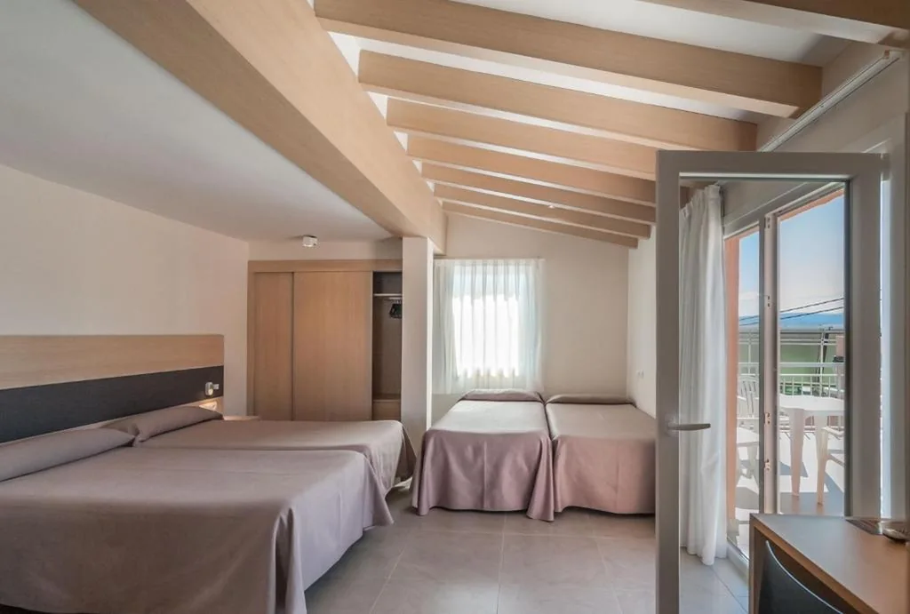Vierbettzimmer (3 Erwachsene + 1 Kind) — Hotel San Luis
