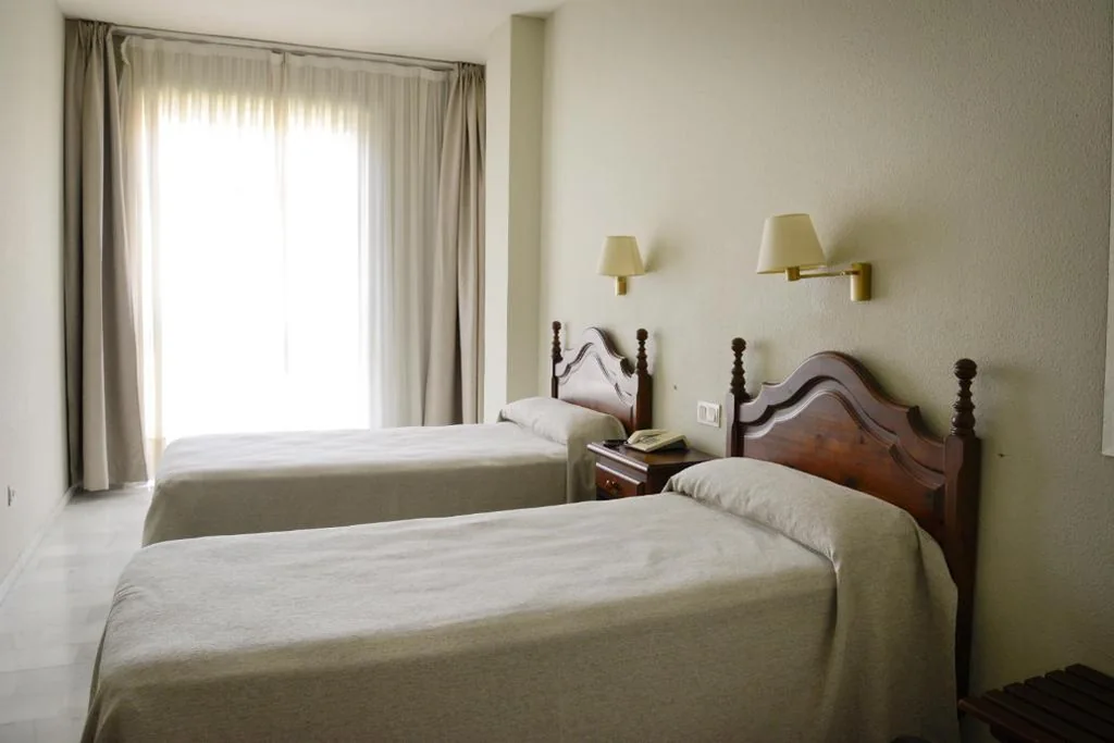 Habitación Familiar (2 adultos y 2 niños) — Hotel San Pablo Sevilla