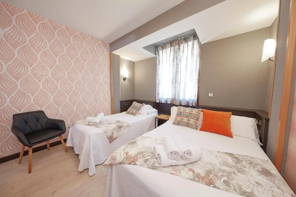 Dreibettzimmer (2 Erwachsene + 1 Kind) — Hotel Sanchez