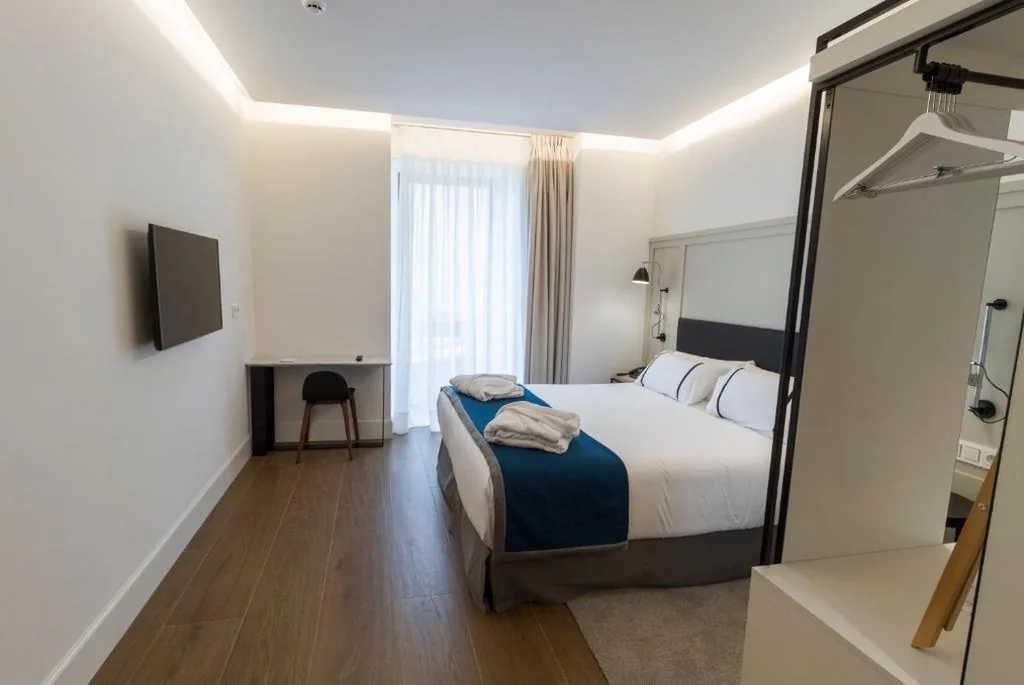 Camera familiare Deluxe con vista mare parziale — Hotel SANSEbay