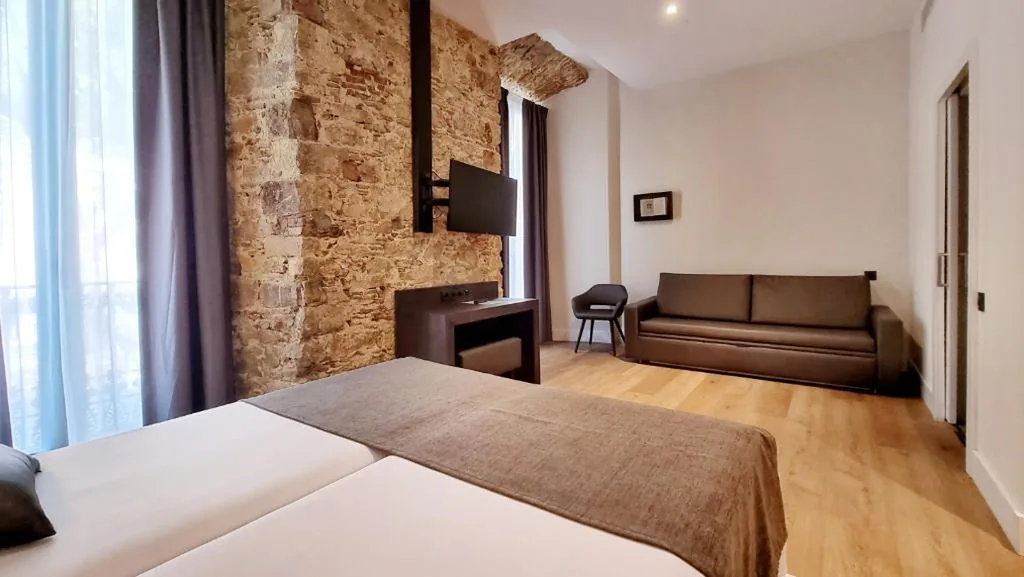 Camera familiare con vista sulla piazza/strada — Hotel Sant Agustí