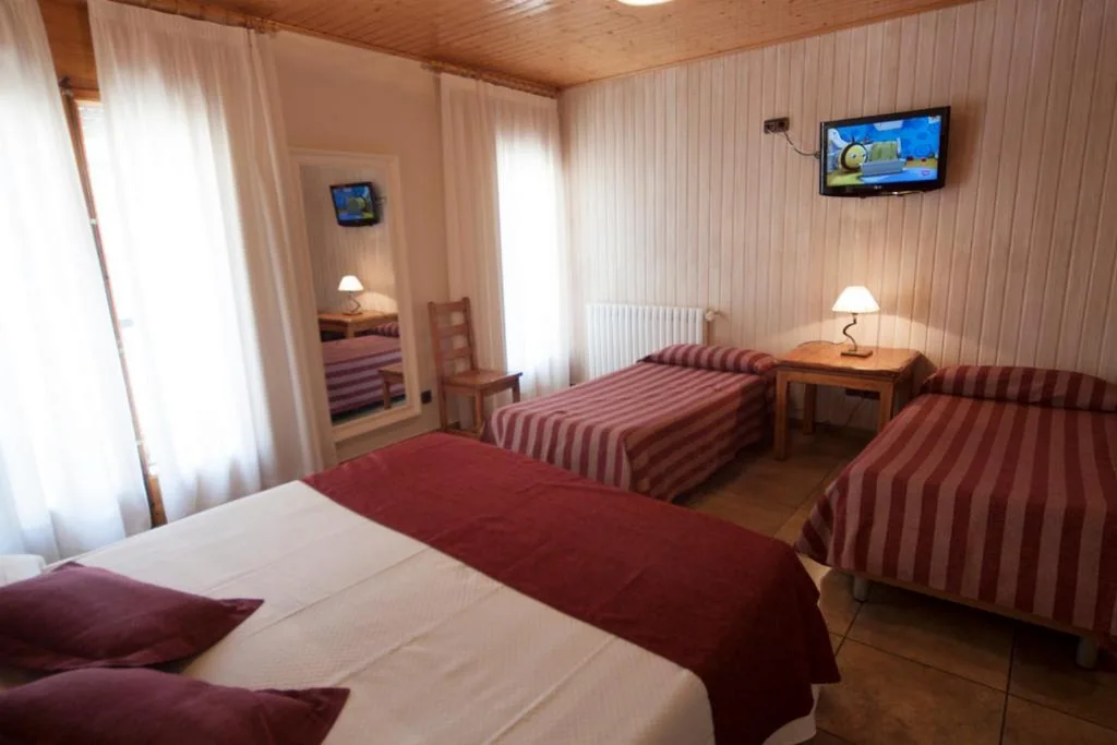 Chambre Quadruple (2 adultes + 2 enfants) — Hotel Sant Roc