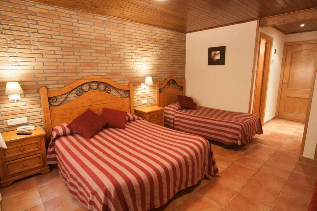 Chambre Triple (2 adultes + 1 enfant) — Hotel Sant Roc